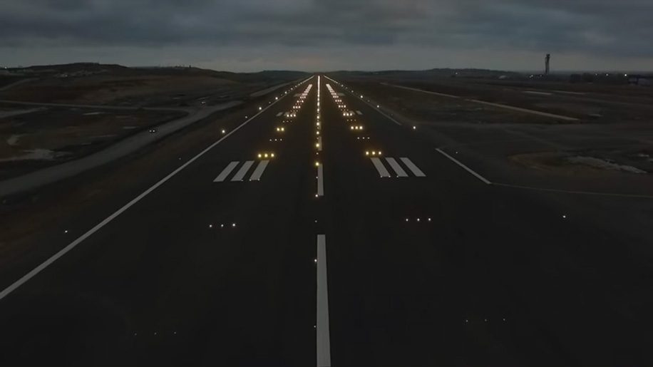 Дорога в аэропорт слушать. Света дорога в аэропорт. Аэропорт свету. High-Altitude Lights on the Runway. Airport Lightning Sist.