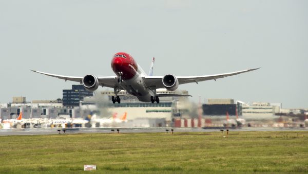 Norwegian Dreamliner Gatwick takeoff