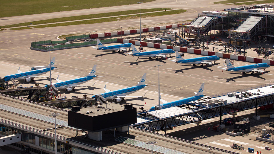 Avión KLM estacionado en Amsterdam Schiphol (crédito: Paul Ridderhof)