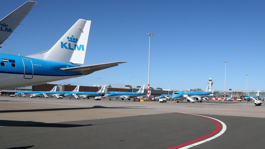 Avión KLM estacionado en Amsterdam Schiphol (crédito: Paul Ridderhof)