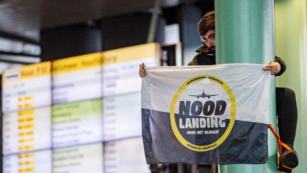 Schipol-airport-protestival-2 Copyright Marten van Dijl @Greenpeace