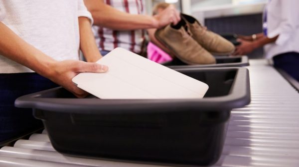 Airport security tray (iStock.com/monkeybusinessimages)