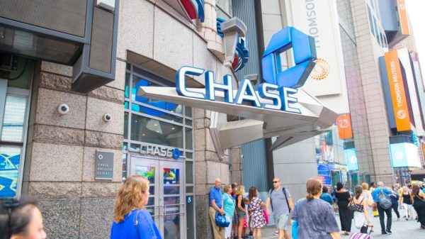 Chase bank sign at One Chase Manhattan Plaza in New York City (istock.com/helen89)
