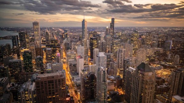 Downtown Chicago and Willis Tower at sunset (Stephen Emlund/iStock)