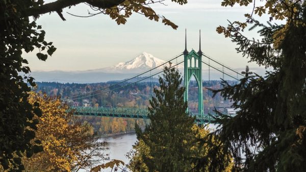 A view of St Johns Bridge with Mount Hood in the distance (GarysFRP/iStock )