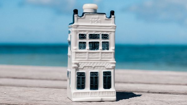 KLM Delftware miniature of the Ecury family home on Aruba