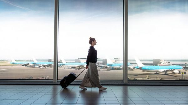Traveller at the airport (istock.com/Drazen_)