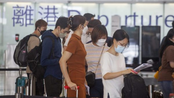 Travellers departing Hong Kong International airport (istock.com/Derek Yung)