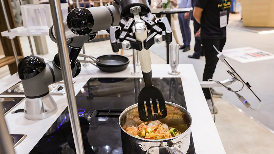 UAE's dnata showcases new AI-backed cooking robot – Business Traveller
